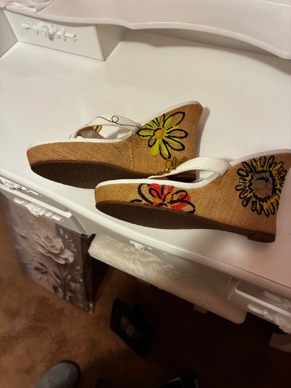 COACH VINTAGE WHITE WEDGE W/BEE APPLIQUE - Picture 5 of 7